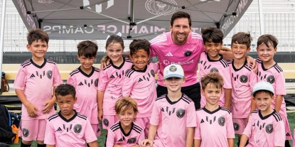 金年会体育-梅西现身迈阿密国际青训营，亲切指导小球员并签名留念