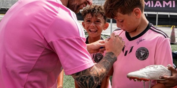 金年会体育-梅西现身迈阿密国际青训营，亲切指导小球员并签名留念