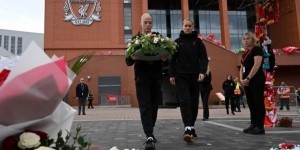 永不独行！两名利物浦女足队员在安菲尔德悼念若塔兄弟