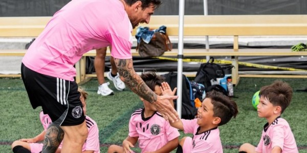 金年会体育-梅西现身迈阿密国际青训营，亲切指导小球员并签名留念